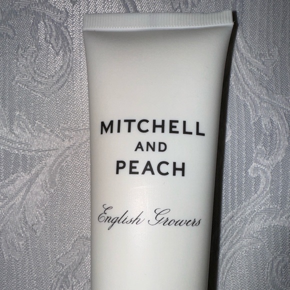 MITCHELL AND PEACH
English Growers
FLORA NO.I
BODY SOUFFLÉ
100 ML / 3.38 FL.OZ. - Picture 3 of 10